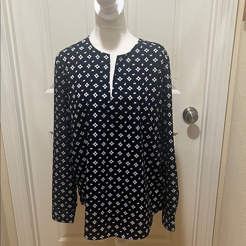 Lauren Ralph Lauren Women
Keyhole Navy Blue and White Blouse Large